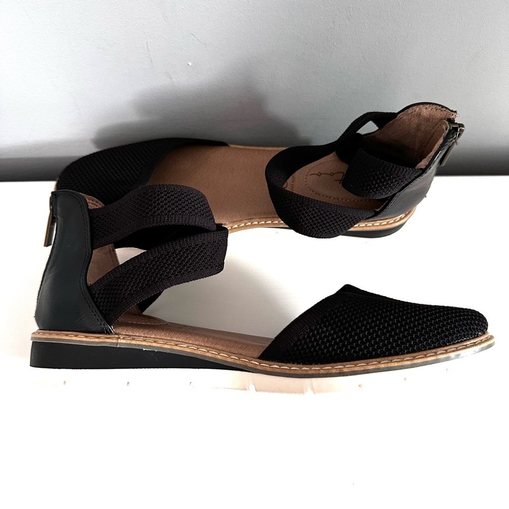 Me Too Rory Closed Toe Ankle Strap Flats Size 7M Black, Tan, Cream like new - Picture 7 of 9